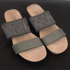 Size 8 SLIM munro sandals